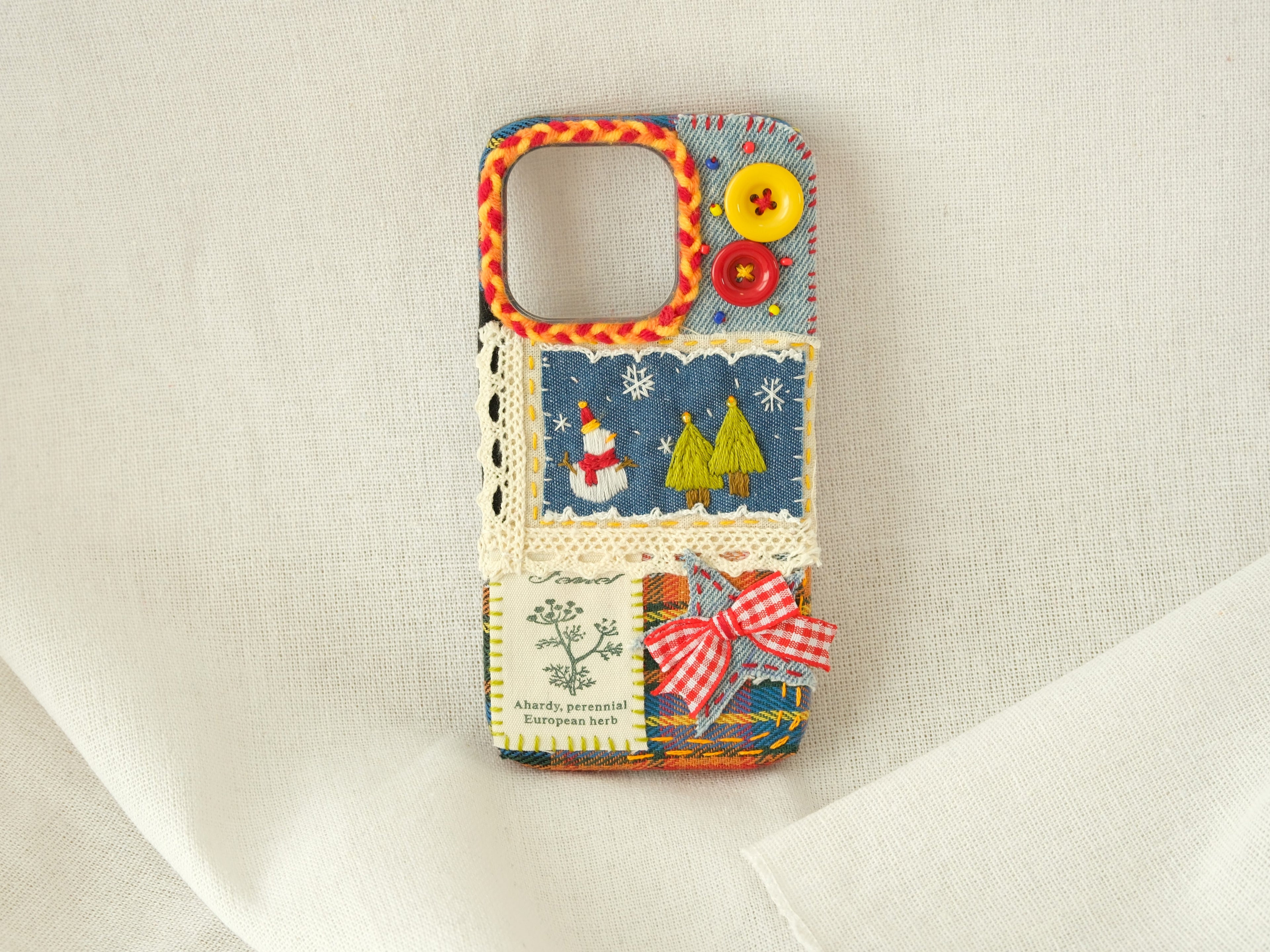Cover Patchwork Ricamata a Mano – Pupazzo di Neve, Alberi