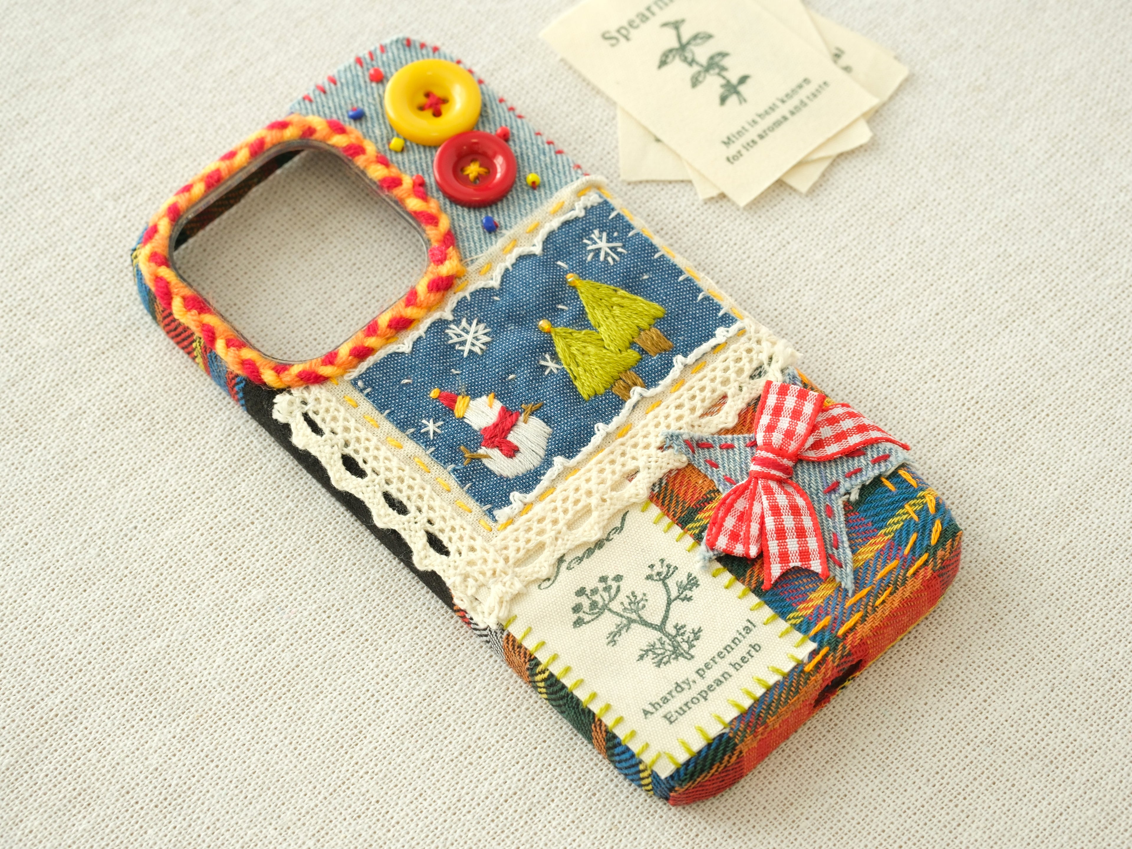 Cover Patchwork Ricamata a Mano – Pupazzo di Neve, Alberi