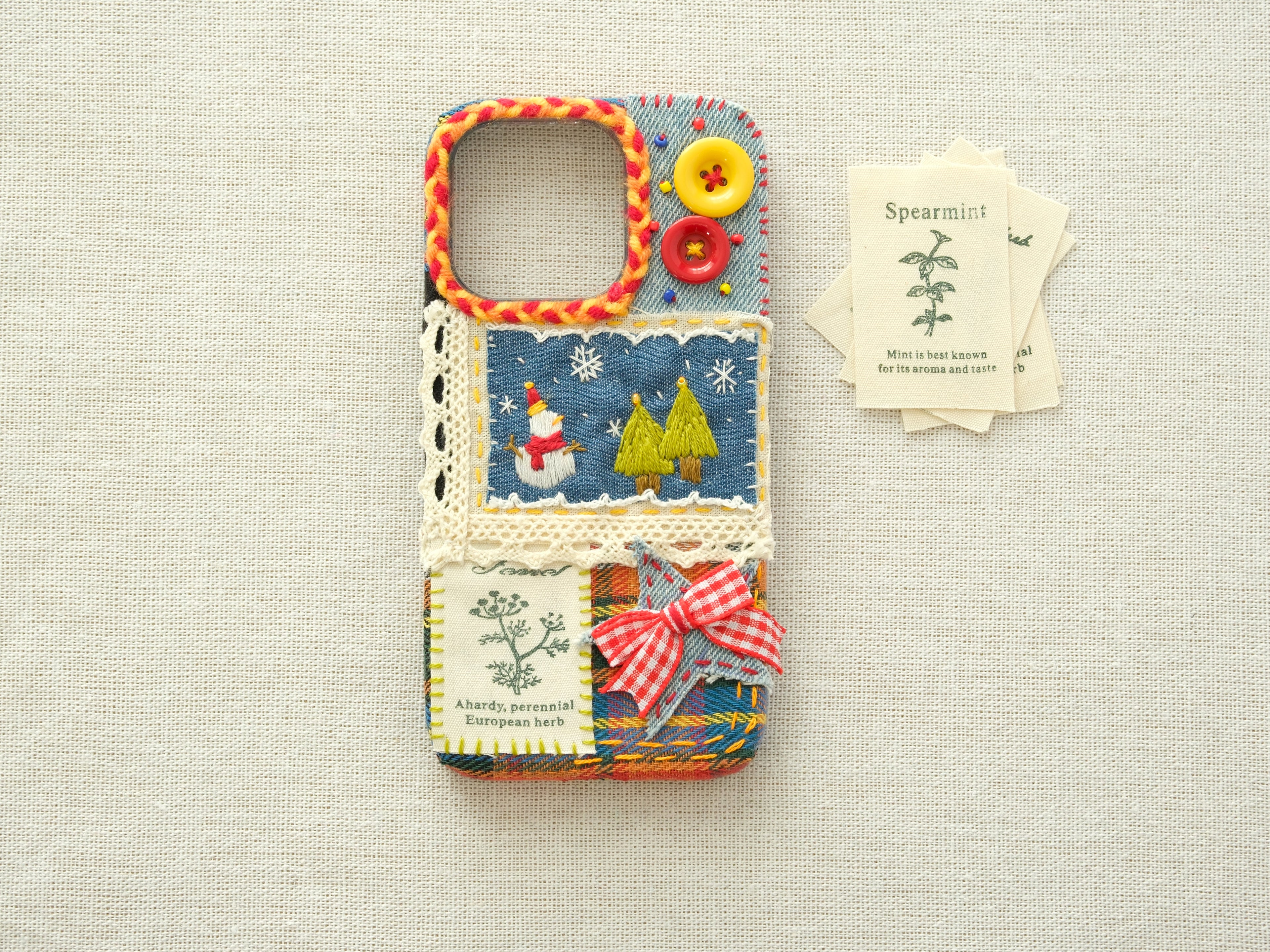 Cover Patchwork Ricamata a Mano – Pupazzo di Neve, Alberi