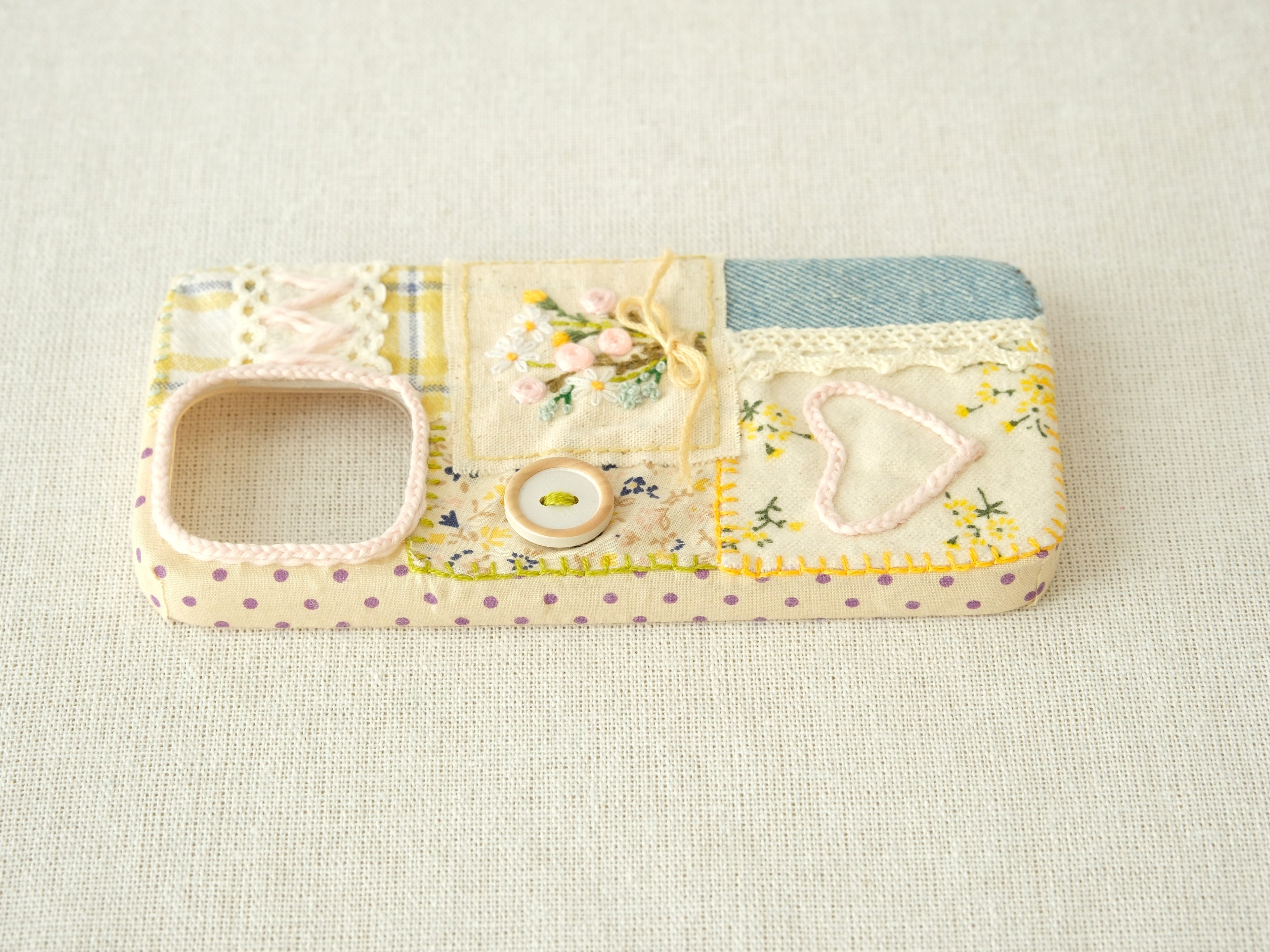 Cover Patchwork Ricamata a Mano – Cuore Floreale