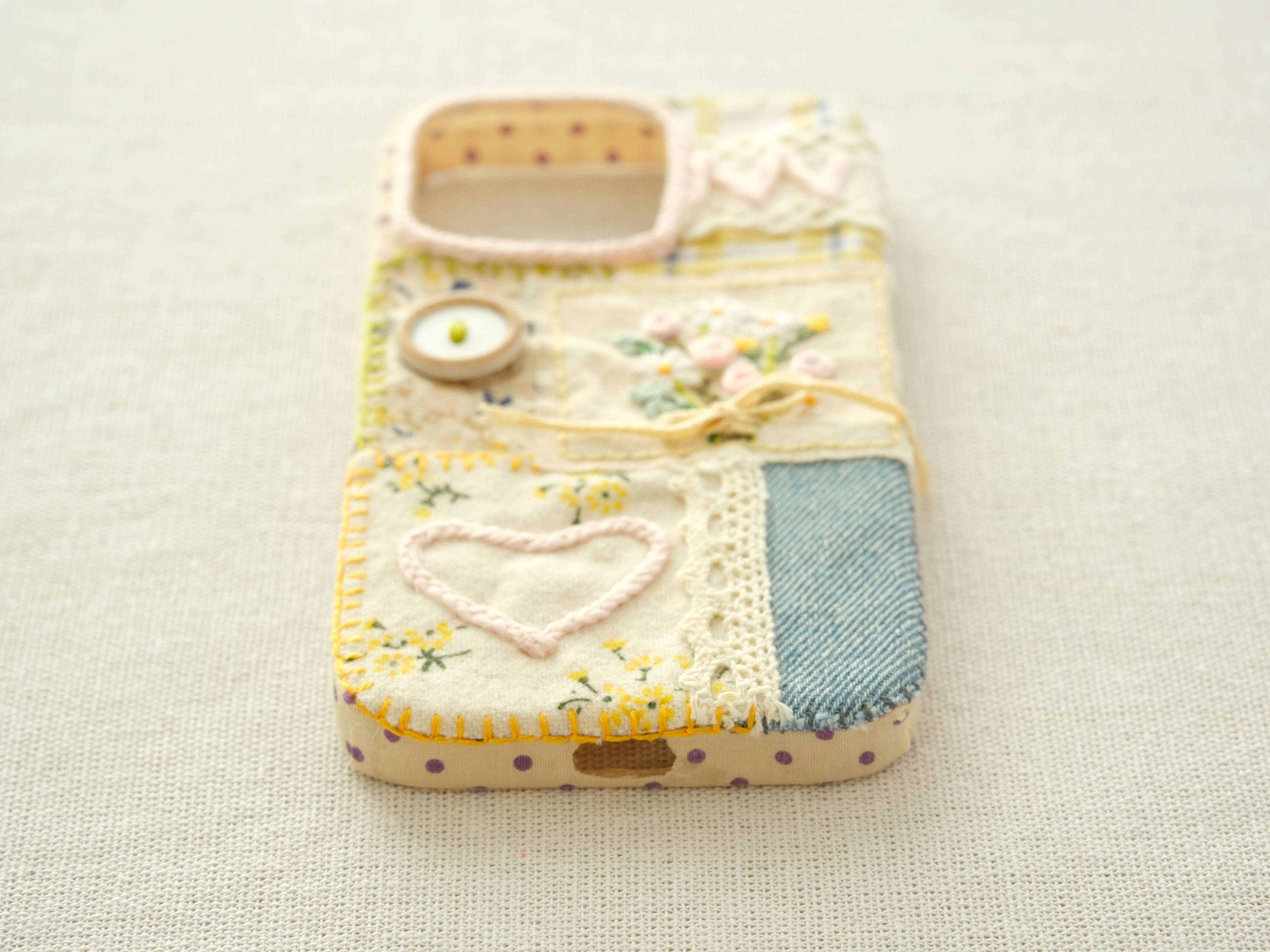 Cover Patchwork Ricamata a Mano – Cuore Floreale