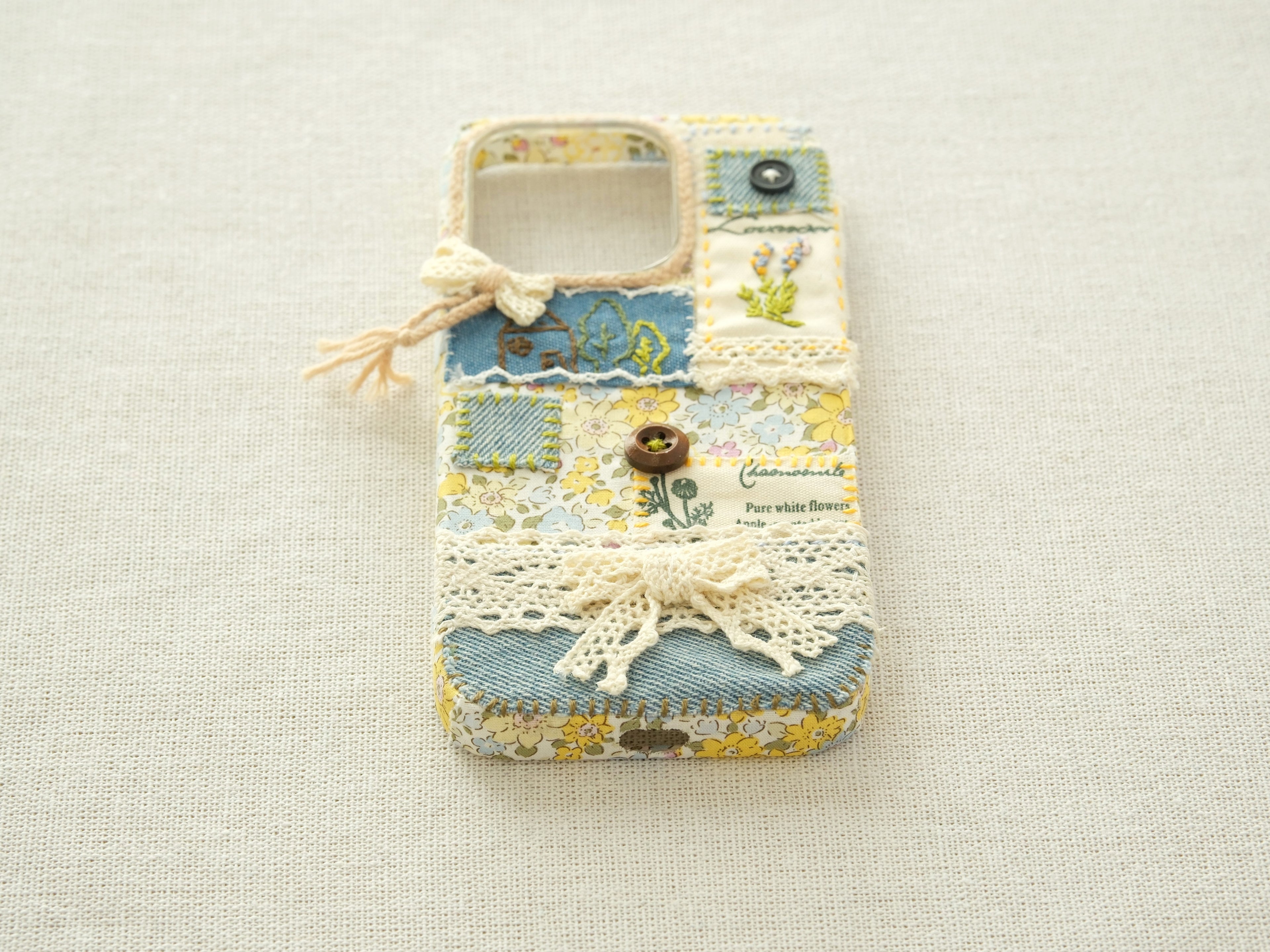 Cover Patchwork Ricamata a Mano – Giardino Pastello